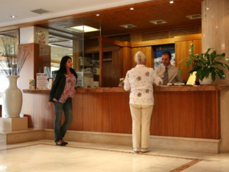 アパートホテル ドゥケサ プラヤ サンタ・エウラリア・デス・リウ インテリア 写真